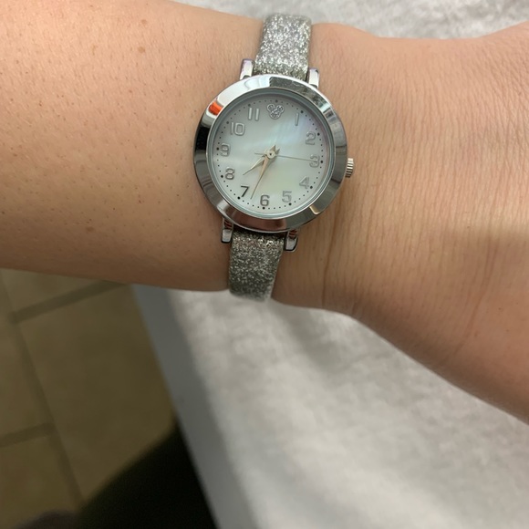 CUTE DISNEY SPARKLY WATCH WORN TWICE LIKE NEW CONDITION battery must be replaced - Picture 2 of 15